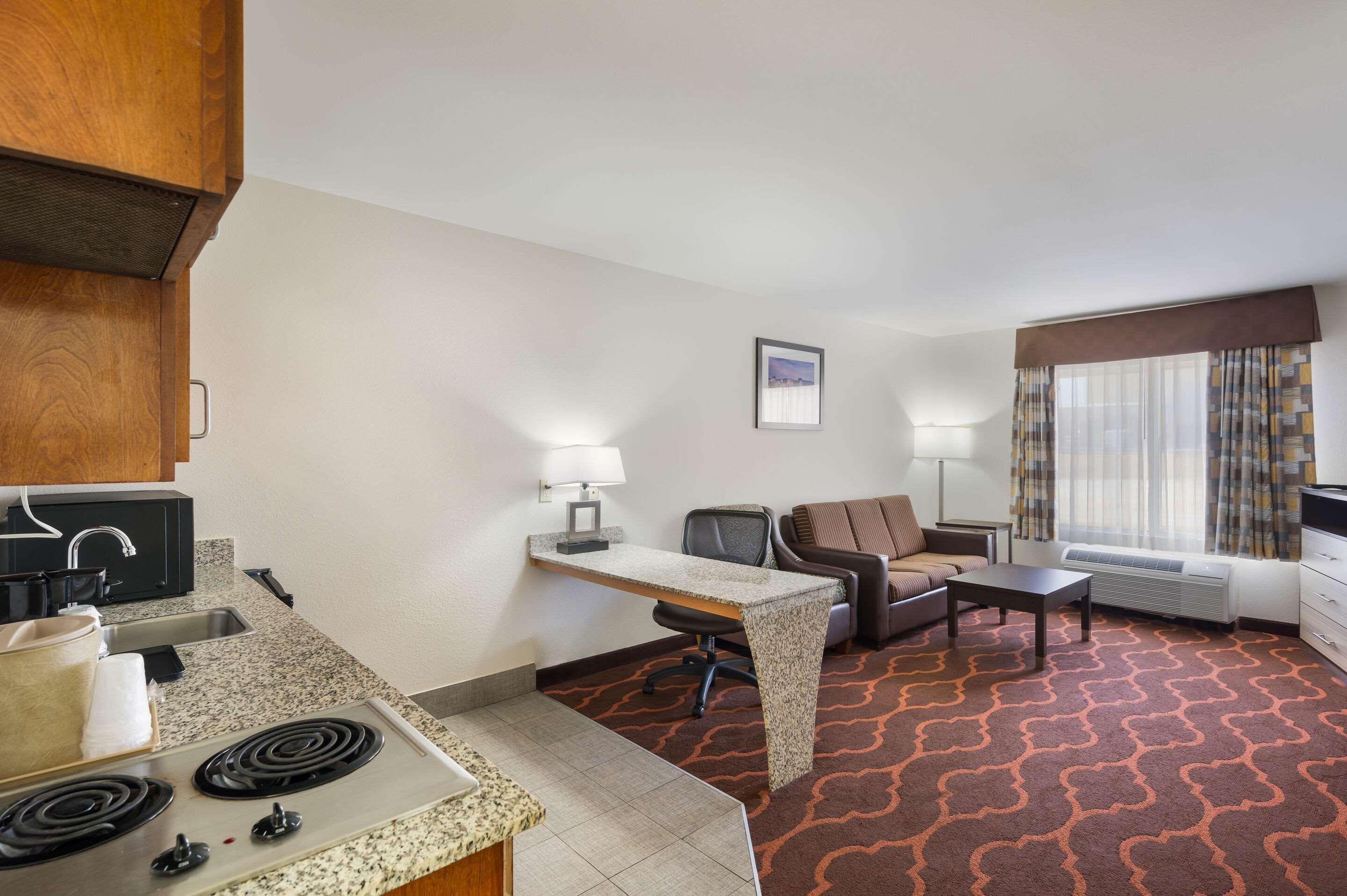 Quality Inn & Suites Huntsville Research Park Area Exterior photo